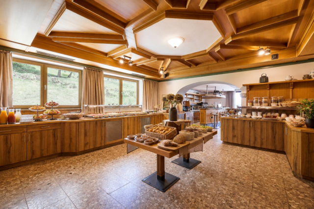 Hotel-baerenbachhof-saalbach-Fruehstuecksbuffet-neu