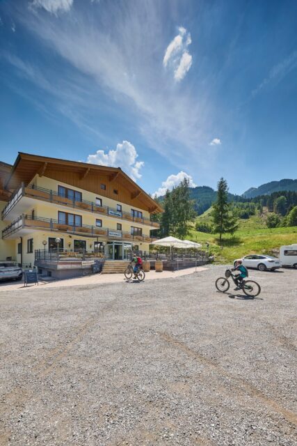 hotel-baerenbachhof-saalbach-aussenansicht
